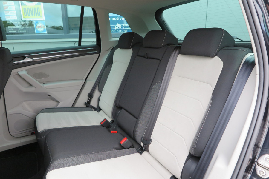 Volkswagen Tiguan 1.4 TSI eHybrid Elegance 245pk DSG ,Led matrix,Virtual cockpit,Trekhaak,Stoelverwarming, Led, DAB+ , PDC, LMV Stuurwiel verwarmd, Carplay etc .
