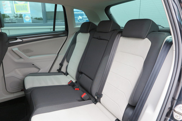 Volkswagen Tiguan 1.4 TSI eHybrid Elegance 245pk DSG ,Led matrix,Virtual cockpit,Trekhaak,Stoelverwarming, Led, DAB+ , PDC, LMV Stuurwiel verwarmd, Carplay etc .