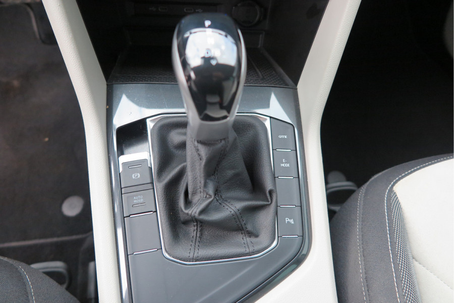 Volkswagen Tiguan 1.4 TSI eHybrid Elegance 245pk DSG ,Led matrix,Virtual cockpit,Trekhaak,Stoelverwarming, Led, DAB+ , PDC, LMV Stuurwiel verwarmd, Carplay etc .
