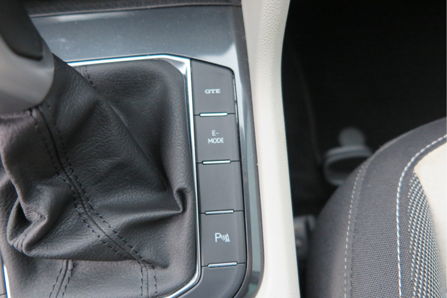 Volkswagen Tiguan 1.4 TSI eHybrid Elegance 245pk DSG ,Led matrix,Virtual cockpit,Trekhaak,Stoelverwarming, Led, DAB+ , PDC, LMV Stuurwiel verwarmd, Carplay etc .