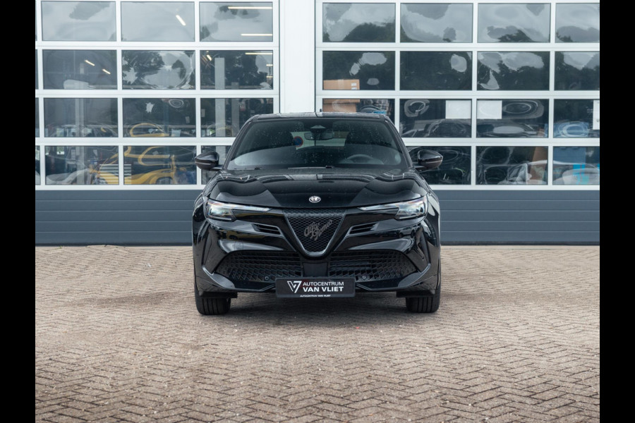 Alfa Romeo junior Elettrica Ti 54 kWh | Clima | Adapt. Cruise | Keyless | Handsfree A-Klep | PDC rondom | Pack Techno | Warmtepomp | Tortona Black