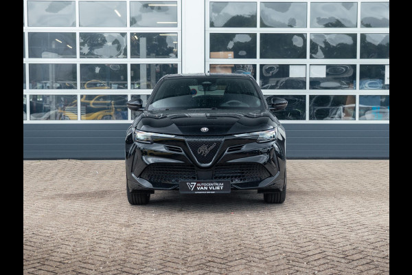 Alfa Romeo junior Elettrica Ti 54 kWh | Clima | Adapt. Cruise | Keyless | Handsfree A-Klep | PDC rondom | Pack Techno | Warmtepomp | Tortona Black