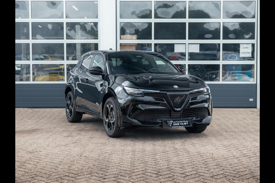 Alfa Romeo junior Elettrica Ti 54 kWh | Clima | Adapt. Cruise | Keyless | Handsfree A-Klep | PDC rondom | Pack Techno | Warmtepomp | Tortona Black