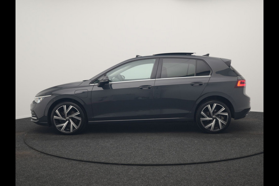 Volkswagen Golf 1.4 eHybrid Style PHEV 204pk Dealer O.H. | Trekhaak Af Fabriek | Panodak | Adaptive Cruise | Camera | IQ Light | Alcantara Sportstoelen Memory & Massage | Sfeerverlichting | Apple Carplay | Stoelen & Stuur Verwarmd | Blis | Keyless  | Plug In Hybrid |