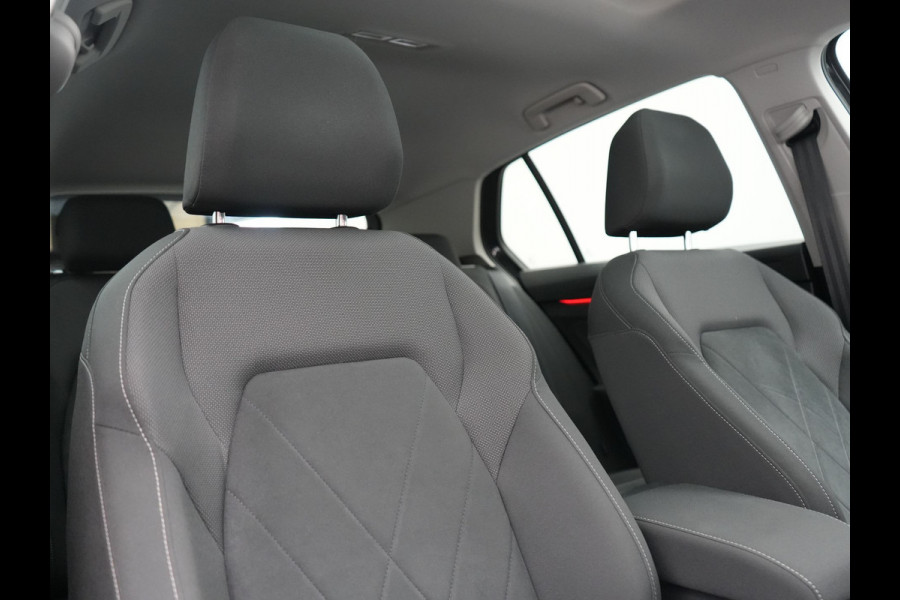 Volkswagen Golf 1.4 eHybrid Style PHEV 204pk Dealer O.H. | Trekhaak Af Fabriek | Panodak | Adaptive Cruise | Camera | IQ Light | Alcantara Sportstoelen Memory & Massage | Sfeerverlichting | Apple Carplay | Stoelen & Stuur Verwarmd | Blis | Keyless  | Plug In Hybrid |