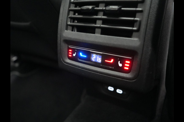Volkswagen Golf 1.4 eHybrid Style PHEV 204pk Dealer O.H. | Trekhaak Af Fabriek | Panodak | Adaptive Cruise | Camera | IQ Light | Alcantara Sportstoelen Memory & Massage | Sfeerverlichting | Apple Carplay | Stoelen & Stuur Verwarmd | Blis | Keyless  | Plug In Hybrid |