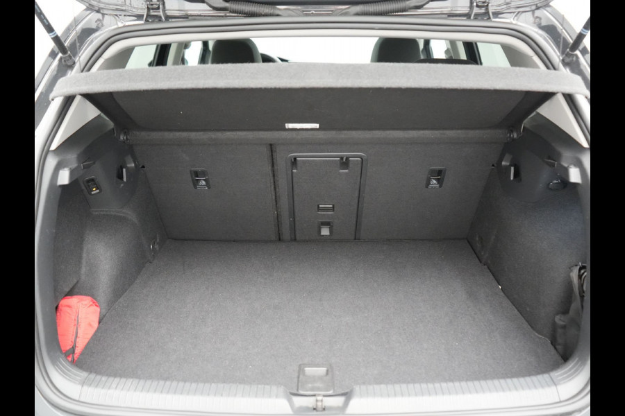 Volkswagen Golf 1.4 eHybrid Style PHEV 204pk Dealer O.H. | Trekhaak Af Fabriek | Panodak | Adaptive Cruise | Camera | IQ Light | Alcantara Sportstoelen Memory & Massage | Sfeerverlichting | Apple Carplay | Stoelen & Stuur Verwarmd | Blis | Keyless  | Plug In Hybrid |