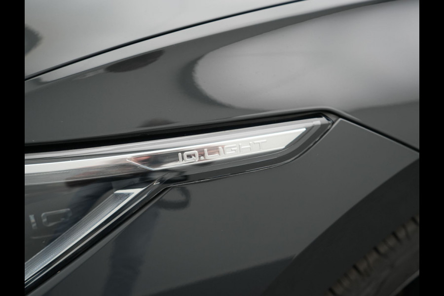Volkswagen Golf 1.4 eHybrid Style PHEV 204pk Dealer O.H. | Trekhaak Af Fabriek | Panodak | Adaptive Cruise | Camera | IQ Light | Alcantara Sportstoelen Memory & Massage | Sfeerverlichting | Apple Carplay | Stoelen & Stuur Verwarmd | Blis | Keyless  | Plug In Hybrid |