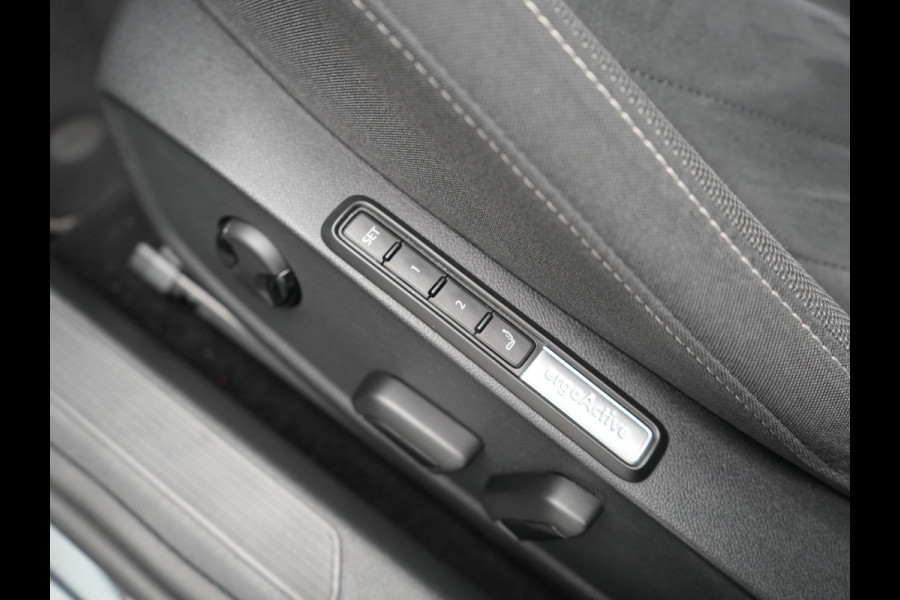 Volkswagen Golf 1.4 eHybrid Style PHEV 204pk Dealer O.H. | Trekhaak Af Fabriek | Panodak | Adaptive Cruise | Camera | IQ Light | Alcantara Sportstoelen Memory & Massage | Sfeerverlichting | Apple Carplay | Stoelen & Stuur Verwarmd | Blis | Keyless  | Plug In Hybrid |