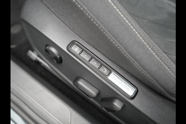 Volkswagen Golf 1.4 eHybrid Style PHEV 204pk Dealer O.H. | Trekhaak Af Fabriek | Panodak | Adaptive Cruise | Camera | IQ Light | Alcantara Sportstoelen Memory & Massage | Sfeerverlichting | Apple Carplay | Stoelen & Stuur Verwarmd | Blis | Keyless  | Plug In Hybrid |