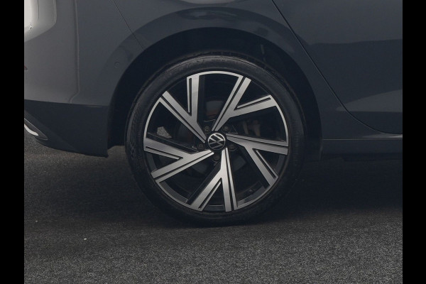 Volkswagen Golf 1.4 eHybrid Style PHEV 204pk Dealer O.H. | Trekhaak Af Fabriek | Panodak | Adaptive Cruise | Camera | IQ Light | Alcantara Sportstoelen Memory & Massage | Sfeerverlichting | Apple Carplay | Stoelen & Stuur Verwarmd | Blis | Keyless  | Plug In Hybrid |