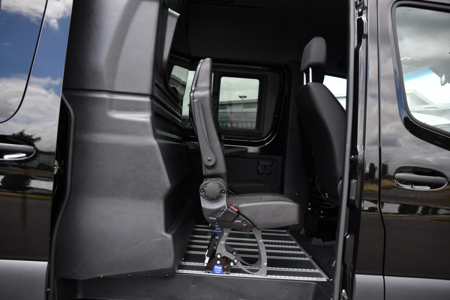 Mercedes-Benz Sprinter 319 3.0 CDI L2H2 DC Black Edition MARGE! Adaptieve Cruise, Camera, LED, Carplay, Standkachel, 10,5'' Mbux, Automaat, 3500kg Trekhaak, Uniek!