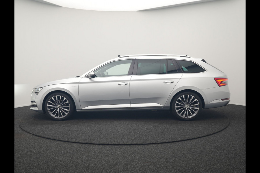 Škoda Superb Combi 1.4 TSI iV Laurin & Klement PHEV 218pk Dealer O.H. | Trekhaak Af Fabriek | Panodak | Adaptive Cruise | Camera | Lederen Comfortstoelen Memory & Ventilatie | Sfeerverlichting | Stoelen & Stuur Verwarmd | Keyless | Blis | Crystal LED | Plug In Hybrid |