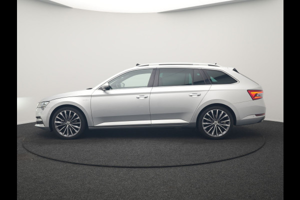 Škoda Superb Combi 1.4 TSI iV Laurin & Klement PHEV 218pk Dealer O.H. | Trekhaak Af Fabriek | Panodak | Adaptive Cruise | Camera | Lederen Comfortstoelen Memory & Ventilatie | Sfeerverlichting | Stoelen & Stuur Verwarmd | Keyless | Blis | Crystal LED | Plug In Hybrid |