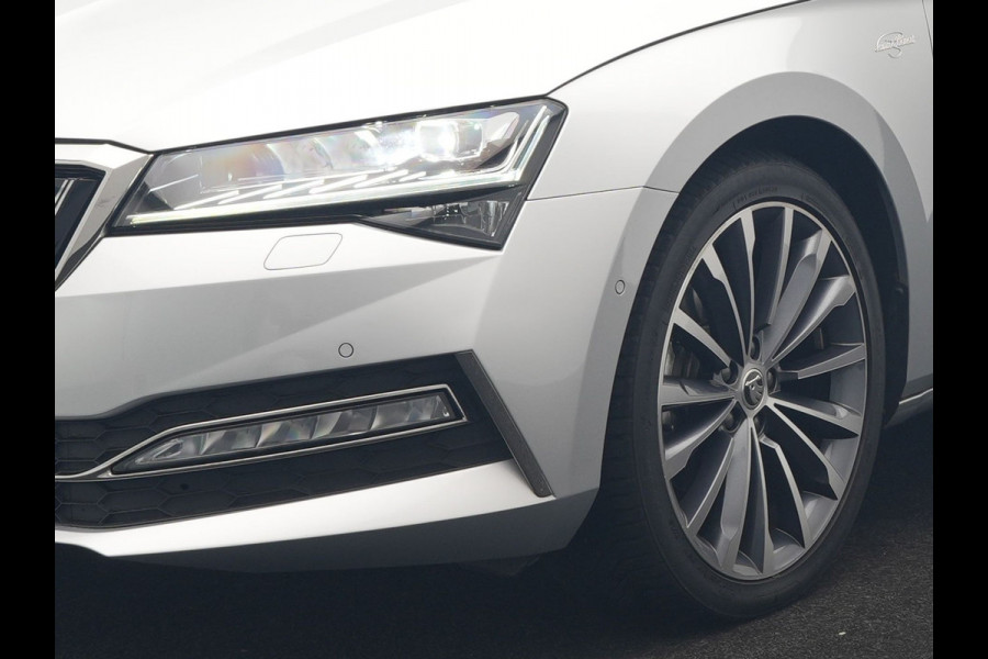 Škoda Superb Combi 1.4 TSI iV Laurin & Klement PHEV 218pk Dealer O.H. | Trekhaak Af Fabriek | Panodak | Adaptive Cruise | Camera | Lederen Comfortstoelen Memory & Ventilatie | Sfeerverlichting | Stoelen & Stuur Verwarmd | Keyless | Blis | Crystal LED | Plug In Hybrid |