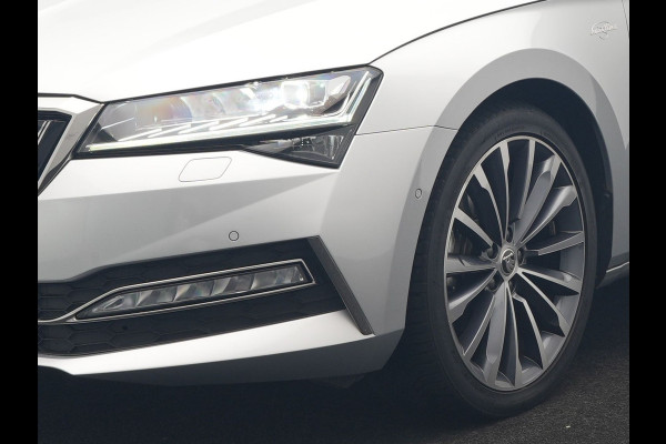 Škoda Superb Combi 1.4 TSI iV Laurin & Klement PHEV 218pk Dealer O.H. | Trekhaak Af Fabriek | Panodak | Adaptive Cruise | Camera | Lederen Comfortstoelen Memory & Ventilatie | Sfeerverlichting | Stoelen & Stuur Verwarmd | Keyless | Blis | Crystal LED | Plug In Hybrid |