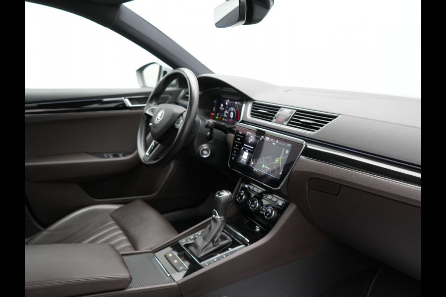 Škoda Superb Combi 1.4 TSI iV Laurin & Klement PHEV 218pk Dealer O.H. | Trekhaak Af Fabriek | Panodak | Adaptive Cruise | Camera | Lederen Comfortstoelen Memory & Ventilatie | Sfeerverlichting | Stoelen & Stuur Verwarmd | Keyless | Blis | Crystal LED | Plug In Hybrid |