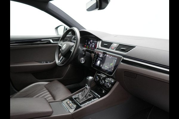 Škoda Superb Combi 1.4 TSI iV Laurin & Klement PHEV 218pk Dealer O.H. | Trekhaak Af Fabriek | Panodak | Adaptive Cruise | Camera | Lederen Comfortstoelen Memory & Ventilatie | Sfeerverlichting | Stoelen & Stuur Verwarmd | Keyless | Blis | Crystal LED | Plug In Hybrid |