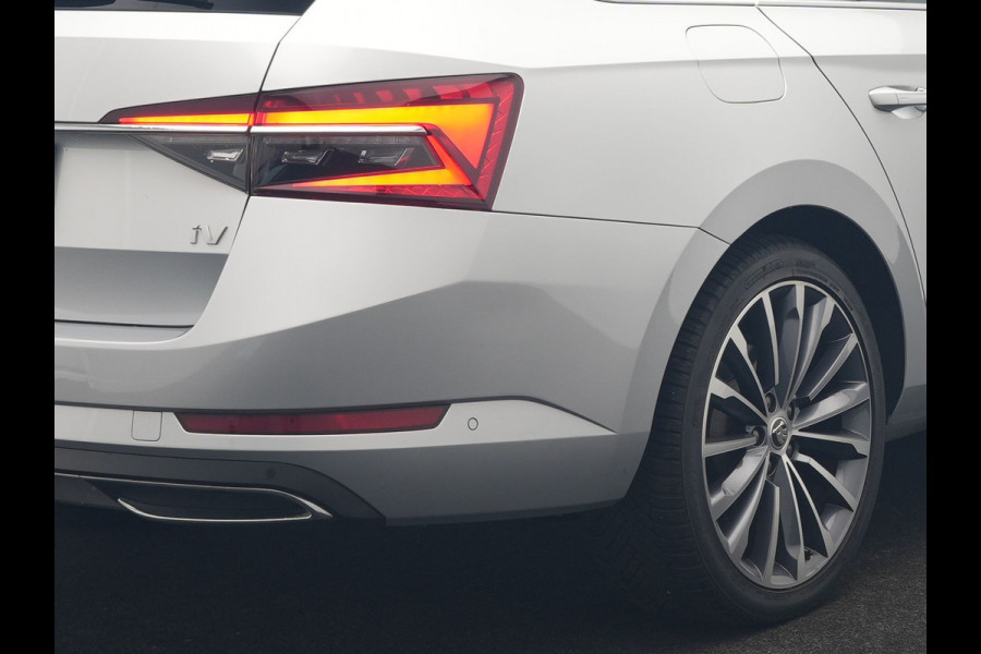 Škoda Superb Combi 1.4 TSI iV Laurin & Klement PHEV 218pk Dealer O.H. | Trekhaak Af Fabriek | Panodak | Adaptive Cruise | Camera | Lederen Comfortstoelen Memory & Ventilatie | Sfeerverlichting | Stoelen & Stuur Verwarmd | Keyless | Blis | Crystal LED | Plug In Hybrid |