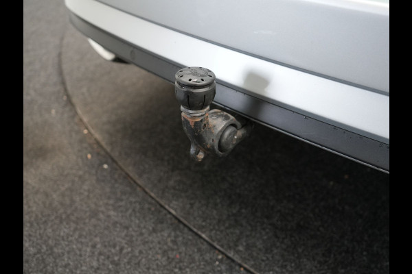 Škoda Superb Combi 1.4 TSI iV Laurin & Klement PHEV 218pk Dealer O.H. | Trekhaak Af Fabriek | Panodak | Adaptive Cruise | Camera | Lederen Comfortstoelen Memory & Ventilatie | Sfeerverlichting | Stoelen & Stuur Verwarmd | Keyless | Blis | Crystal LED | Plug In Hybrid |