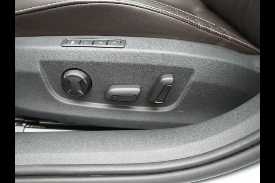 Škoda Superb Combi 1.4 TSI iV Laurin & Klement PHEV 218pk Dealer O.H. | Trekhaak Af Fabriek | Panodak | Adaptive Cruise | Camera | Lederen Comfortstoelen Memory & Ventilatie | Sfeerverlichting | Stoelen & Stuur Verwarmd | Keyless | Blis | Crystal LED | Plug In Hybrid |