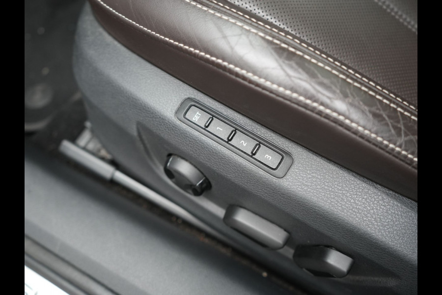 Škoda Superb Combi 1.4 TSI iV Laurin & Klement PHEV 218pk Dealer O.H. | Trekhaak Af Fabriek | Panodak | Adaptive Cruise | Camera | Lederen Comfortstoelen Memory & Ventilatie | Sfeerverlichting | Stoelen & Stuur Verwarmd | Keyless | Blis | Crystal LED | Plug In Hybrid |