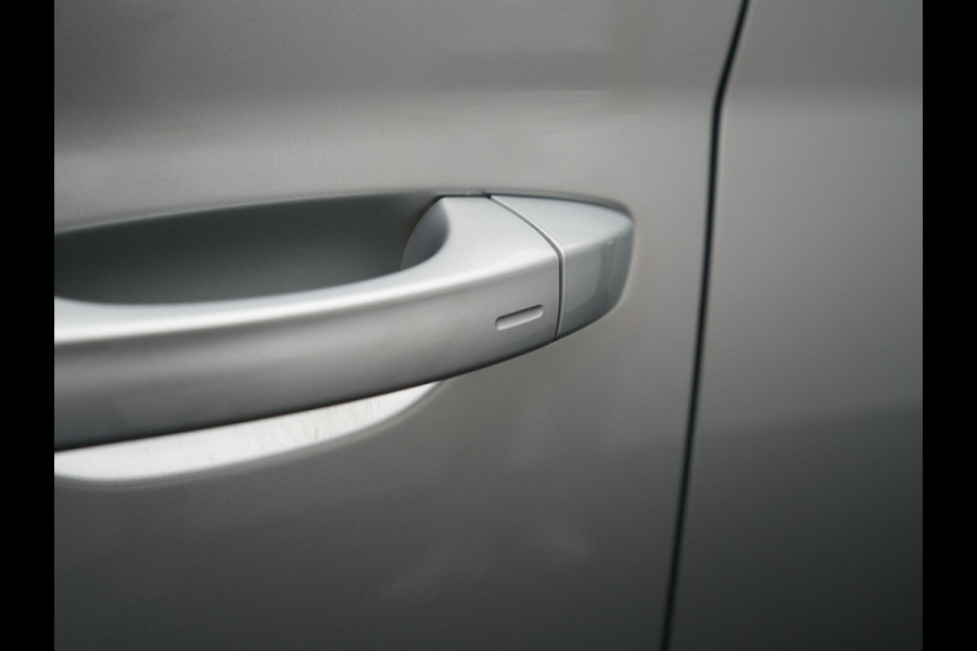 Škoda Superb Combi 1.4 TSI iV Laurin & Klement PHEV 218pk Dealer O.H. | Trekhaak Af Fabriek | Panodak | Adaptive Cruise | Camera | Lederen Comfortstoelen Memory & Ventilatie | Sfeerverlichting | Stoelen & Stuur Verwarmd | Keyless | Blis | Crystal LED | Plug In Hybrid |