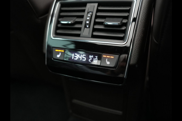 Škoda Superb Combi 1.4 TSI iV Laurin & Klement PHEV 218pk Dealer O.H. | Trekhaak Af Fabriek | Panodak | Adaptive Cruise | Camera | Lederen Comfortstoelen Memory & Ventilatie | Sfeerverlichting | Stoelen & Stuur Verwarmd | Keyless | Blis | Crystal LED | Plug In Hybrid |
