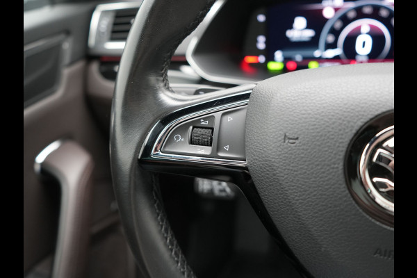 Škoda Superb Combi 1.4 TSI iV Laurin & Klement PHEV 218pk Dealer O.H. | Trekhaak Af Fabriek | Panodak | Adaptive Cruise | Camera | Lederen Comfortstoelen Memory & Ventilatie | Sfeerverlichting | Stoelen & Stuur Verwarmd | Keyless | Blis | Crystal LED | Plug In Hybrid |