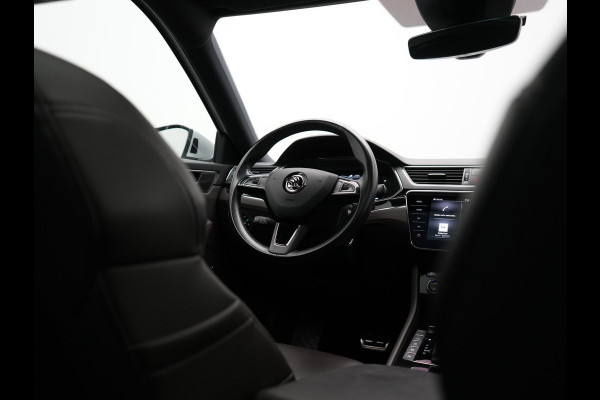 Škoda Superb Combi 1.4 TSI iV Laurin & Klement PHEV 218pk Dealer O.H. | Trekhaak Af Fabriek | Panodak | Adaptive Cruise | Camera | Lederen Comfortstoelen Memory & Ventilatie | Sfeerverlichting | Stoelen & Stuur Verwarmd | Keyless | Blis | Crystal LED | Plug In Hybrid |