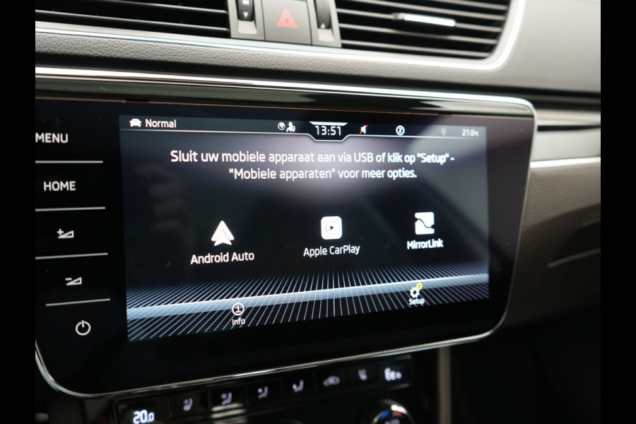 Škoda Superb Combi 1.4 TSI iV Laurin & Klement PHEV 218pk Dealer O.H. | Trekhaak Af Fabriek | Panodak | Adaptive Cruise | Camera | Lederen Comfortstoelen Memory & Ventilatie | Sfeerverlichting | Stoelen & Stuur Verwarmd | Keyless | Blis | Crystal LED | Plug In Hybrid |