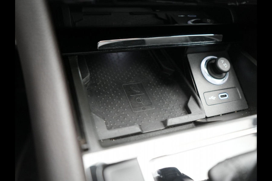Škoda Superb Combi 1.4 TSI iV Laurin & Klement PHEV 218pk Dealer O.H. | Trekhaak Af Fabriek | Panodak | Adaptive Cruise | Camera | Lederen Comfortstoelen Memory & Ventilatie | Sfeerverlichting | Stoelen & Stuur Verwarmd | Keyless | Blis | Crystal LED | Plug In Hybrid |