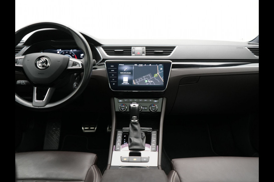 Škoda Superb Combi 1.4 TSI iV Laurin & Klement PHEV 218pk Dealer O.H. | Trekhaak Af Fabriek | Panodak | Adaptive Cruise | Camera | Lederen Comfortstoelen Memory & Ventilatie | Sfeerverlichting | Stoelen & Stuur Verwarmd | Keyless | Blis | Crystal LED | Plug In Hybrid |