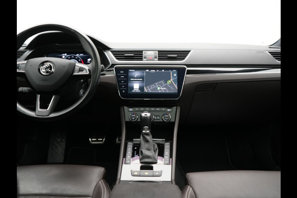 Škoda Superb Combi 1.4 TSI iV Laurin & Klement PHEV 218pk Dealer O.H. | Trekhaak Af Fabriek | Panodak | Adaptive Cruise | Camera | Lederen Comfortstoelen Memory & Ventilatie | Sfeerverlichting | Stoelen & Stuur Verwarmd | Keyless | Blis | Crystal LED | Plug In Hybrid |