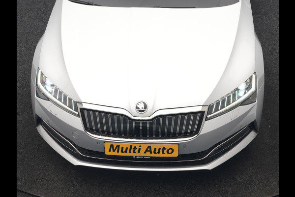 Škoda Superb Combi 1.4 TSI iV Laurin & Klement PHEV 218pk Dealer O.H. | Trekhaak Af Fabriek | Panodak | Adaptive Cruise | Camera | Lederen Comfortstoelen Memory & Ventilatie | Sfeerverlichting | Stoelen & Stuur Verwarmd | Keyless | Blis | Crystal LED | Plug In Hybrid |