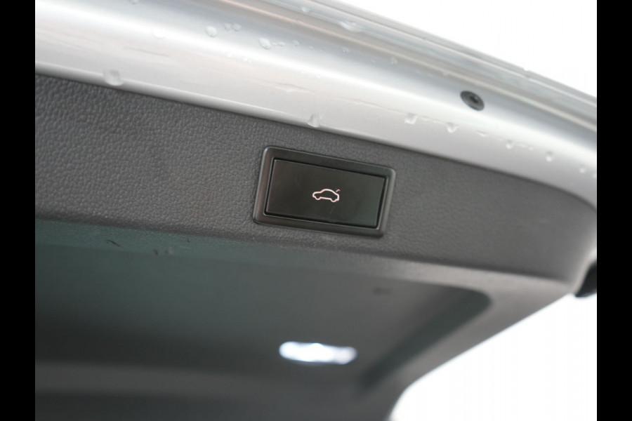 Škoda Superb Combi 1.4 TSI iV Laurin & Klement PHEV 218pk Dealer O.H. | Trekhaak Af Fabriek | Panodak | Adaptive Cruise | Camera | Lederen Comfortstoelen Memory & Ventilatie | Sfeerverlichting | Stoelen & Stuur Verwarmd | Keyless | Blis | Crystal LED | Plug In Hybrid |