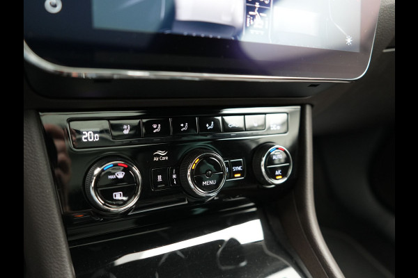 Škoda Superb Combi 1.4 TSI iV Laurin & Klement PHEV 218pk Dealer O.H. | Trekhaak Af Fabriek | Panodak | Adaptive Cruise | Camera | Lederen Comfortstoelen Memory & Ventilatie | Sfeerverlichting | Stoelen & Stuur Verwarmd | Keyless | Blis | Crystal LED | Plug In Hybrid |