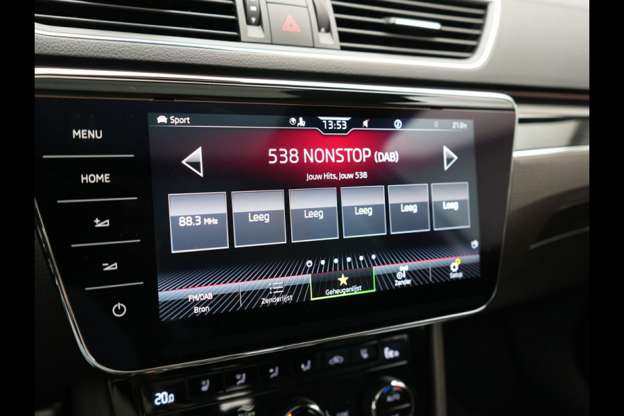 Škoda Superb Combi 1.4 TSI iV Laurin & Klement PHEV 218pk Dealer O.H. | Trekhaak Af Fabriek | Panodak | Adaptive Cruise | Camera | Lederen Comfortstoelen Memory & Ventilatie | Sfeerverlichting | Stoelen & Stuur Verwarmd | Keyless | Blis | Crystal LED | Plug In Hybrid |