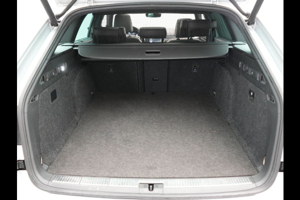 Škoda Superb Combi 1.4 TSI iV Laurin & Klement PHEV 218pk Dealer O.H. | Trekhaak Af Fabriek | Panodak | Adaptive Cruise | Camera | Lederen Comfortstoelen Memory & Ventilatie | Sfeerverlichting | Stoelen & Stuur Verwarmd | Keyless | Blis | Crystal LED | Plug In Hybrid |