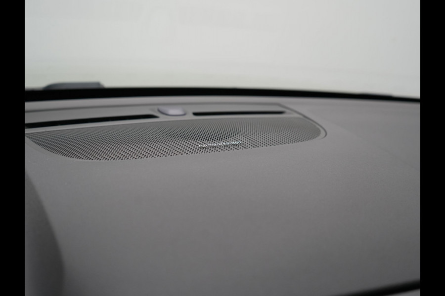 Volvo XC40 Ultimate Recharge Pure 69kWh 231pk Dealer O.H. | Panodak | Warmtepomp | Adaptive Cruise | 360 Camera | Harman / Kardon | Sportstoelen Memory & Verwarmd | Keyless | Blis | Apple Carplay | Google Assistent | DAB |
