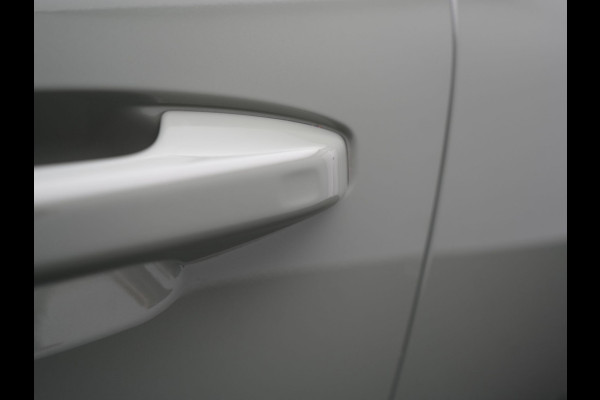 Volvo XC40 Ultimate Recharge Pure 69kWh 231pk Dealer O.H. | Panodak | Warmtepomp | Adaptive Cruise | 360 Camera | Harman / Kardon | Sportstoelen Memory & Verwarmd | Keyless | Blis | Apple Carplay | Google Assistent | DAB |