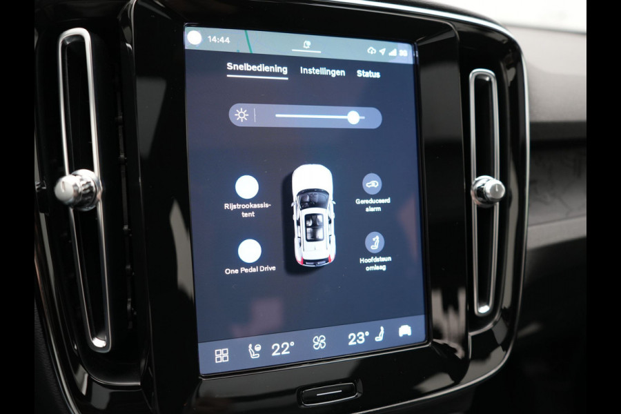 Volvo XC40 Ultimate Recharge Pure 69kWh 231pk Dealer O.H. | Panodak | Warmtepomp | Adaptive Cruise | 360 Camera | Harman / Kardon | Sportstoelen Memory & Verwarmd | Keyless | Blis | Apple Carplay | Google Assistent | DAB |