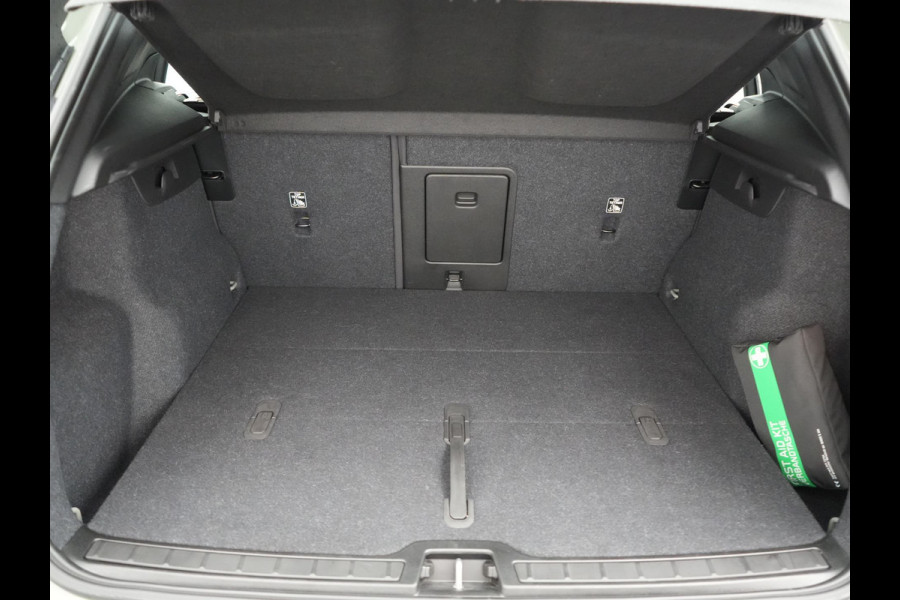 Volvo XC40 Ultimate Recharge Pure 69kWh 231pk Dealer O.H. | Panodak | Warmtepomp | Adaptive Cruise | 360 Camera | Harman / Kardon | Sportstoelen Memory & Verwarmd | Keyless | Blis | Apple Carplay | Google Assistent | DAB |