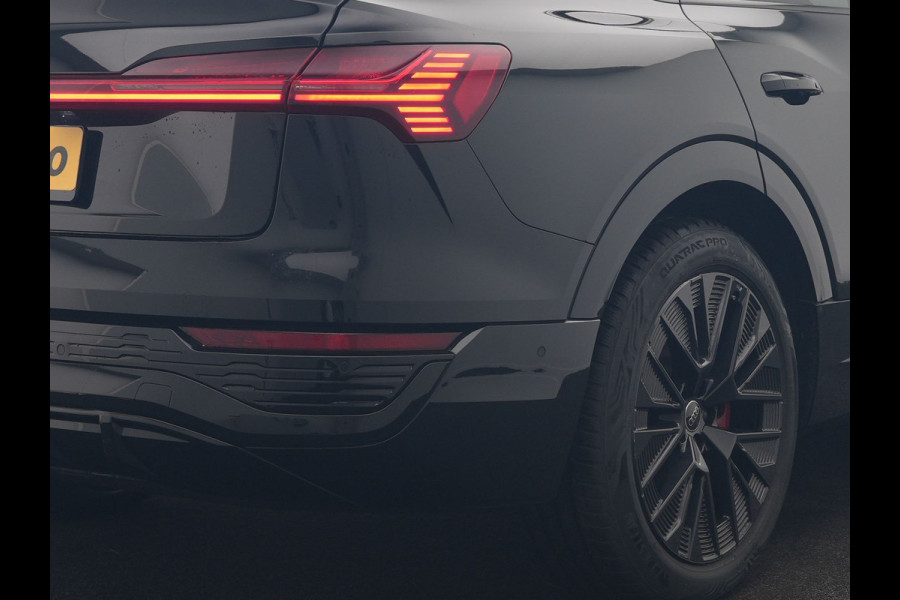 Audi Q8 Sportback e-tron 55 quattro 2x S Line 114 kWh 408pk Dealer O.H. | Luchtvering | Panodak | Head Up | 360 Camera | Matrix LED | Alcantara Sportstoelen Memory & Verwarmd | Keyless | Sfeerverlichting | Apple Carplay | Navigatie | DAB |