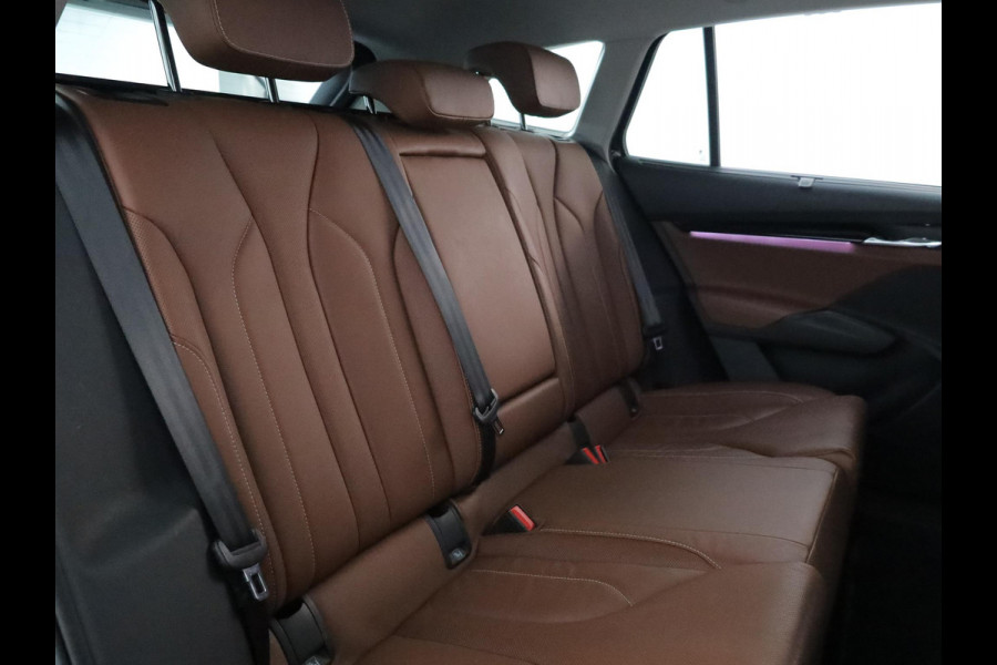 Škoda ENYAQ iV 60 180 pk | SOH 93,53% | Suite interieur | Navigatie | Parkeersensoren | Achteruitrijcamera | Lederen bekleding | Matrix LED koplampen | Autom. airco (3 zones) | Stoelverwarming |