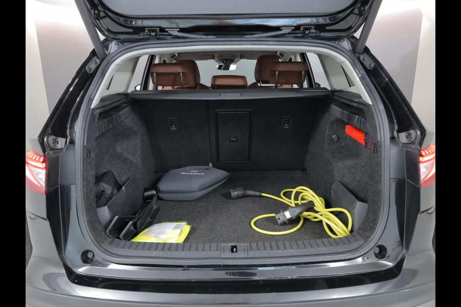 Škoda ENYAQ iV 60 180 pk | SOH 93,53% | Suite interieur | Navigatie | Parkeersensoren | Achteruitrijcamera | Lederen bekleding | Matrix LED koplampen | Autom. airco (3 zones) | Stoelverwarming |