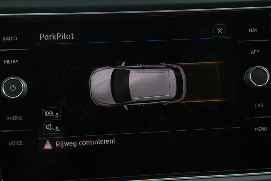 Volkswagen T-Roc 1.5 TSI 150pk DSG R-Line United Navigatie Climate Control Digitale Cockpit Full Led DAB Trekhaak Lichtmetalen Velgen 19"