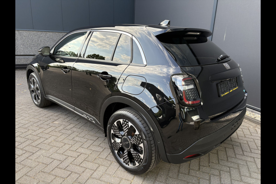 Fiat 600E La prima 54 Kwh Achteruitrijcamera - Apple carplay - Navigatie - Cruise control - Stoelverwarming - Climate control - Parkeersensoren - Lederen bekleding - Bluetooth - Licht metalen velgen 18 inch - Mistlamp - Draadloze telefoonoplader - Stuurwiel multifunctioneel - Radio - Ramen elektrisch - Airco - Voorstoelen met massagefunctie - Start/stop systeem - Dakspoiler - Donker getint glas achter - Le