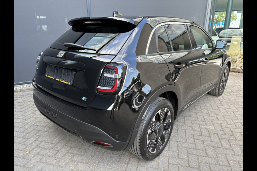 Fiat 600E La prima 54 Kwh Achteruitrijcamera - Apple carplay - Navigatie - Cruise control - Stoelverwarming - Climate control - Parkeersensoren - Lederen bekleding - Bluetooth - Licht metalen velgen 18 inch - Mistlamp - Draadloze telefoonoplader - Stuurwiel multifunctioneel - Radio - Ramen elektrisch - Airco - Voorstoelen met massagefunctie - Start/stop systeem - Dakspoiler - Donker getint glas achter - Le