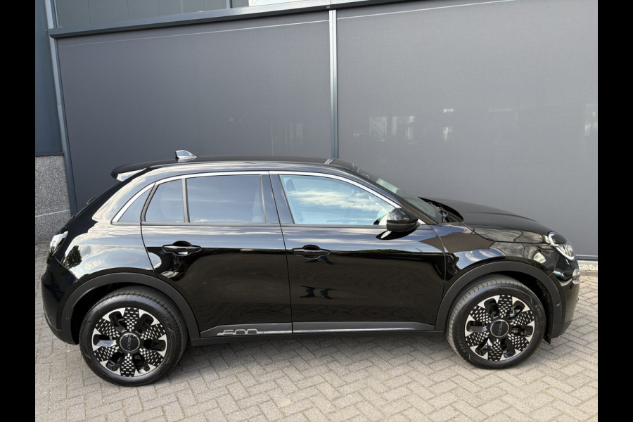Fiat 600E La prima 54 Kwh Achteruitrijcamera - Apple carplay - Navigatie - Cruise control - Stoelverwarming - Climate control - Parkeersensoren - Lederen bekleding - Bluetooth - Licht metalen velgen 18 inch - Mistlamp - Draadloze telefoonoplader - Stuurwiel multifunctioneel - Radio - Ramen elektrisch - Airco - Voorstoelen met massagefunctie - Start/stop systeem - Dakspoiler - Donker getint glas achter - Le
